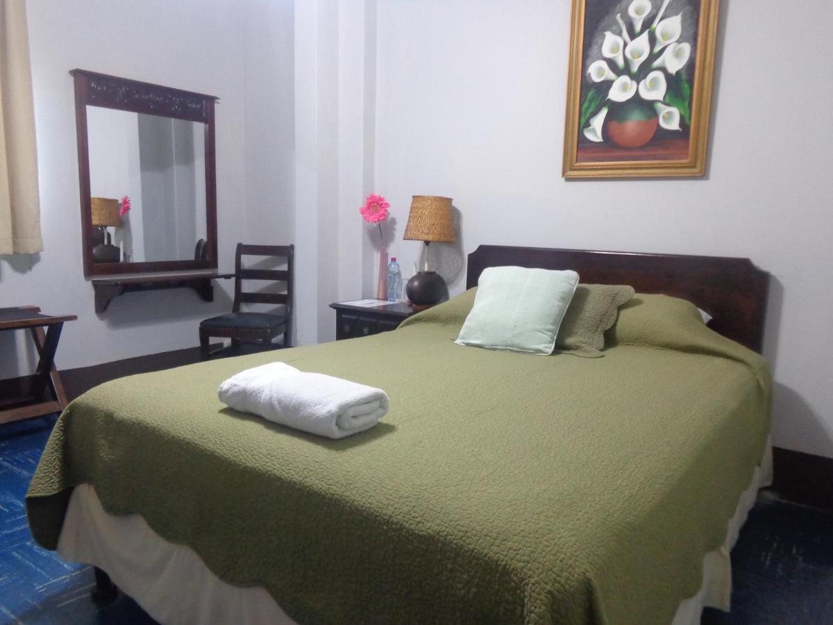 Hotel Dona Carmen Retalhuleu Esterno foto