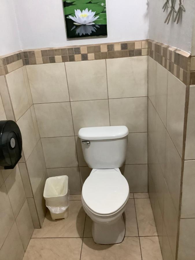 Hotel Dona Carmen Retalhuleu Esterno foto