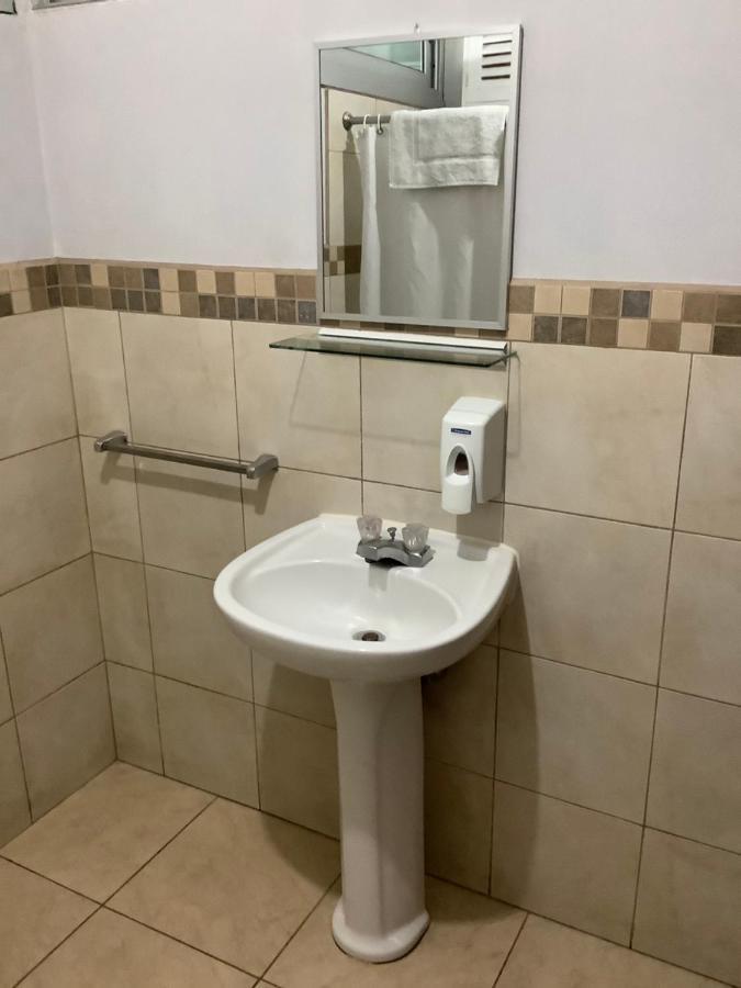 Hotel Dona Carmen Retalhuleu Esterno foto